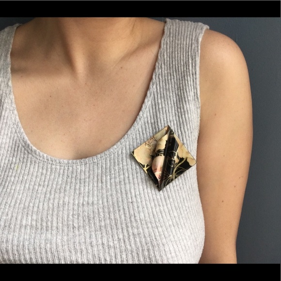 Vintage Jewelry - Beautiful Vintage brooch with flower detail